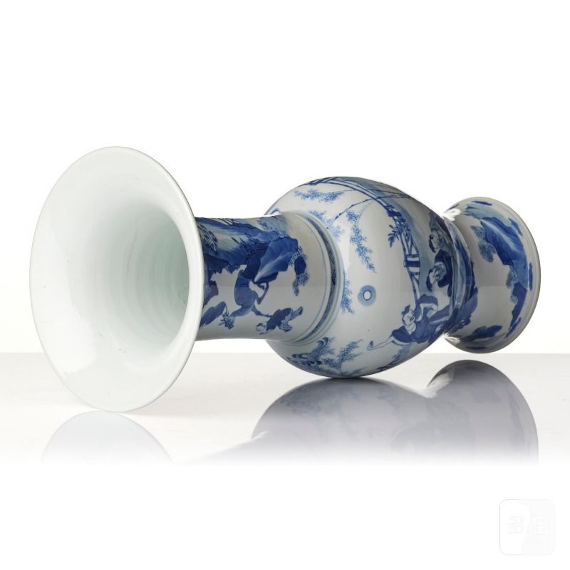 A large blue and white 'figural' yenyen vase, - 图5